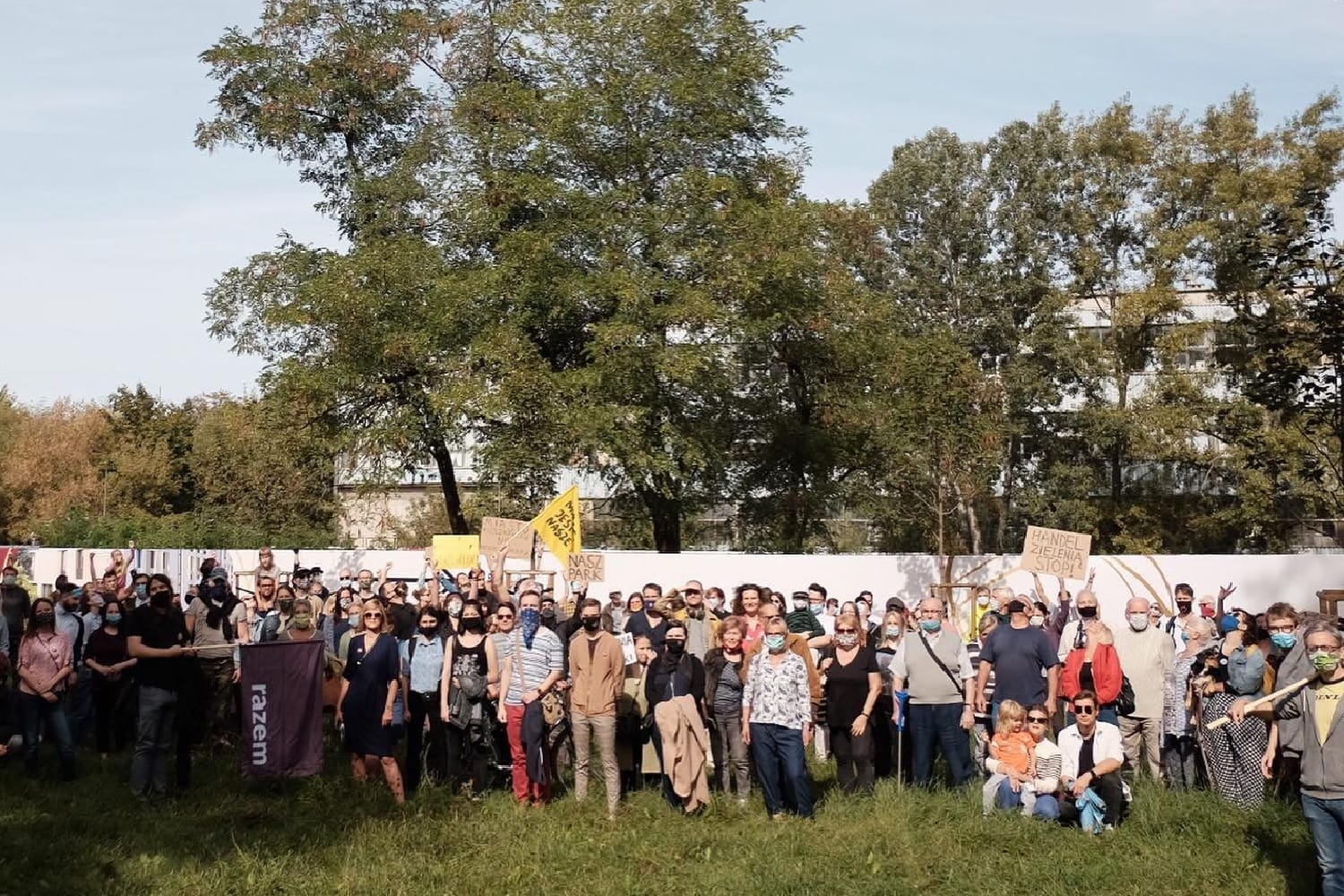 Duża grupa ludzi protestowała w sprawie parku, trzymając transparenty z napisami „Nasz Park” i „Handel Zielenia Stop!”.