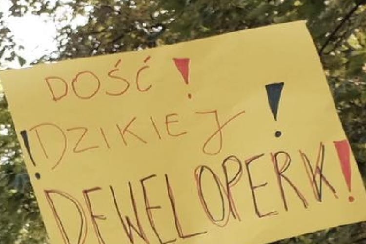 Tablica protestacyjna z napisem „Dość! Dziki deweloper!