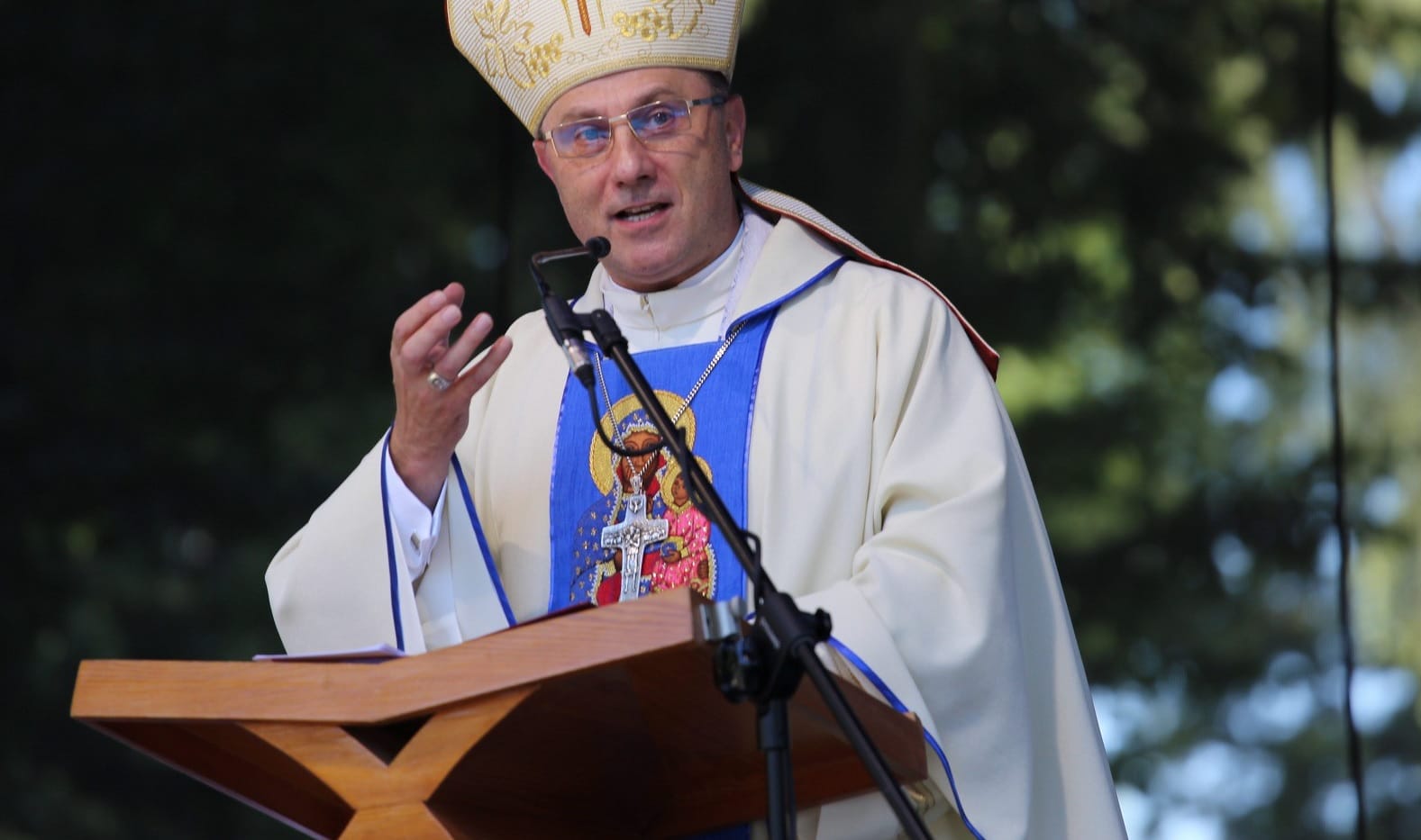 Biskup wygłaszający kazanie na ambonie na świeżym powietrzu