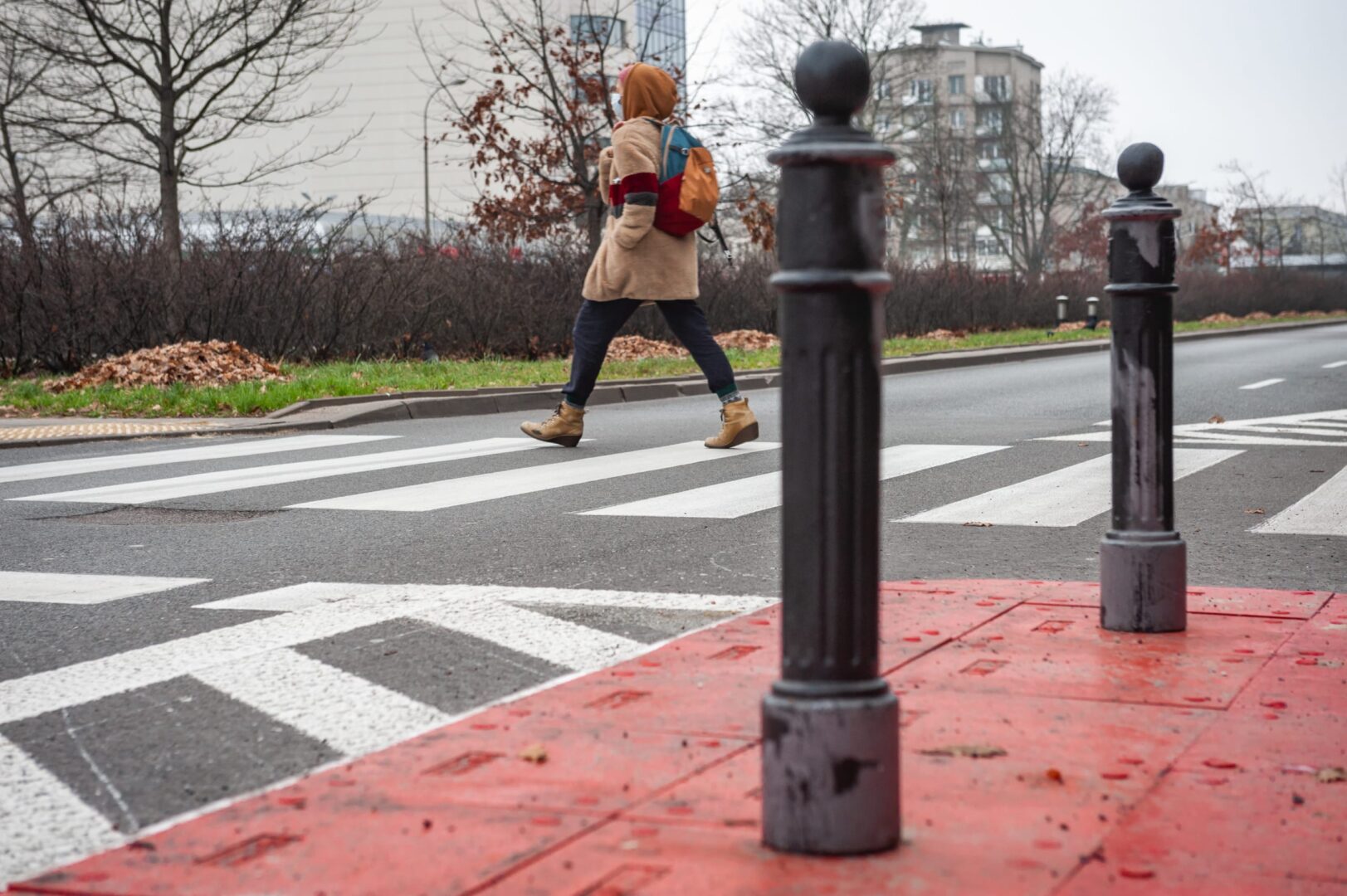 Kobieta przechodząca przez przejście dla pieszych w mieście