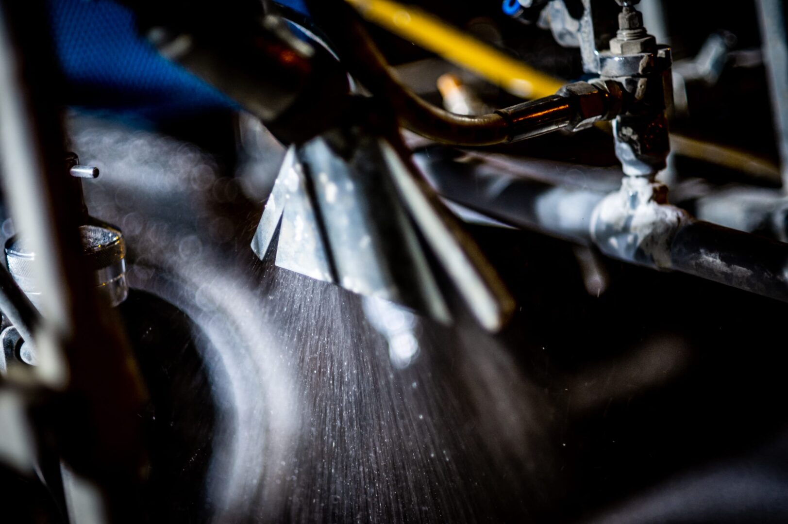 Zbliżenie przemysłowego urządzenia do piaskowania natryskującego materiał ścierny.