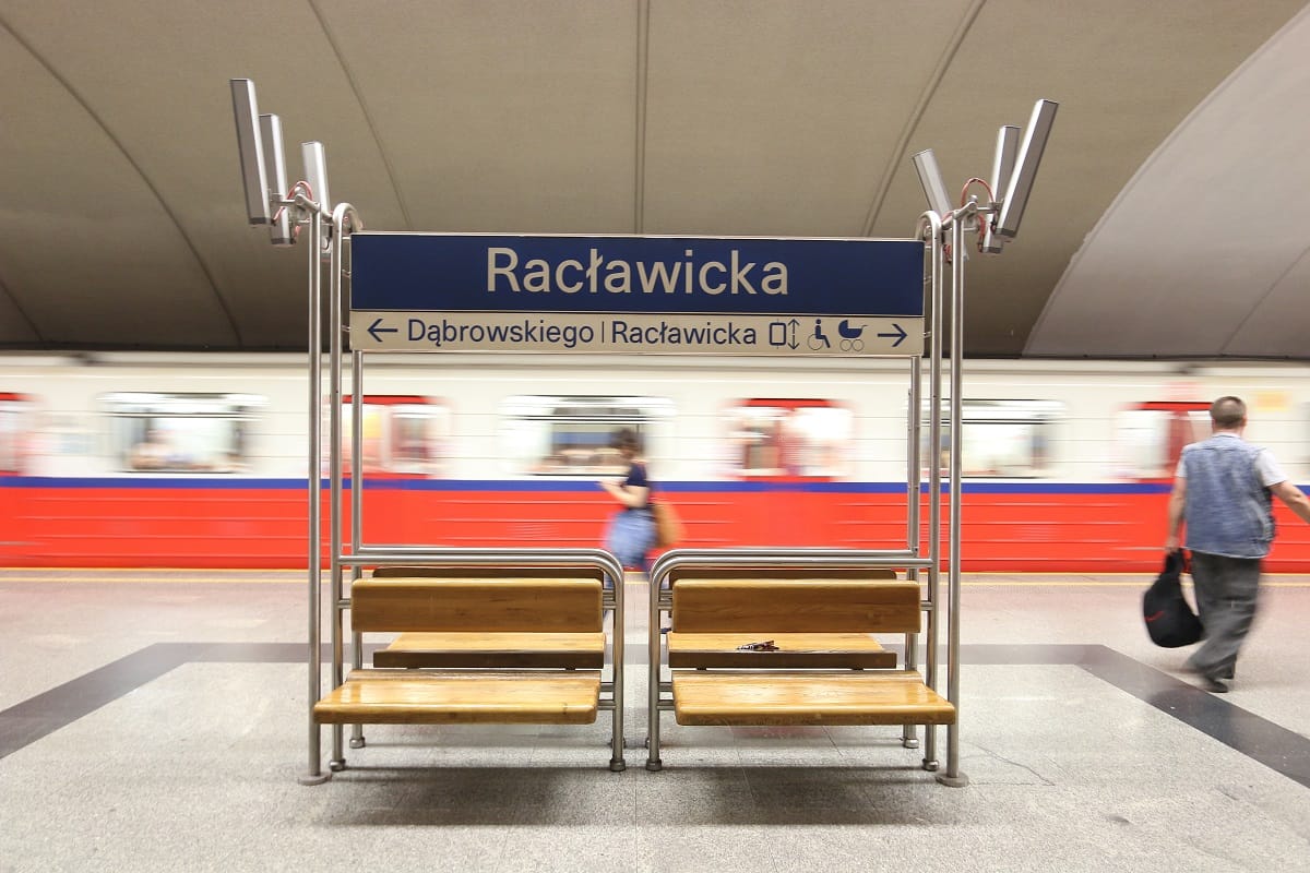 Peron stacji metra Racławicka w Warszawie. Nadjeżdża pociąg.