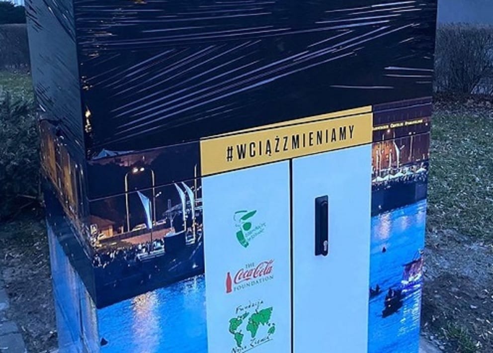 Punkt zbiórki materiałów z recyklingu z logo #WCIĄŻMIENIAMY i Coca-Cola Foundation. Seria awarii maszyn do recyklingu spowodowanych przez ludzi.