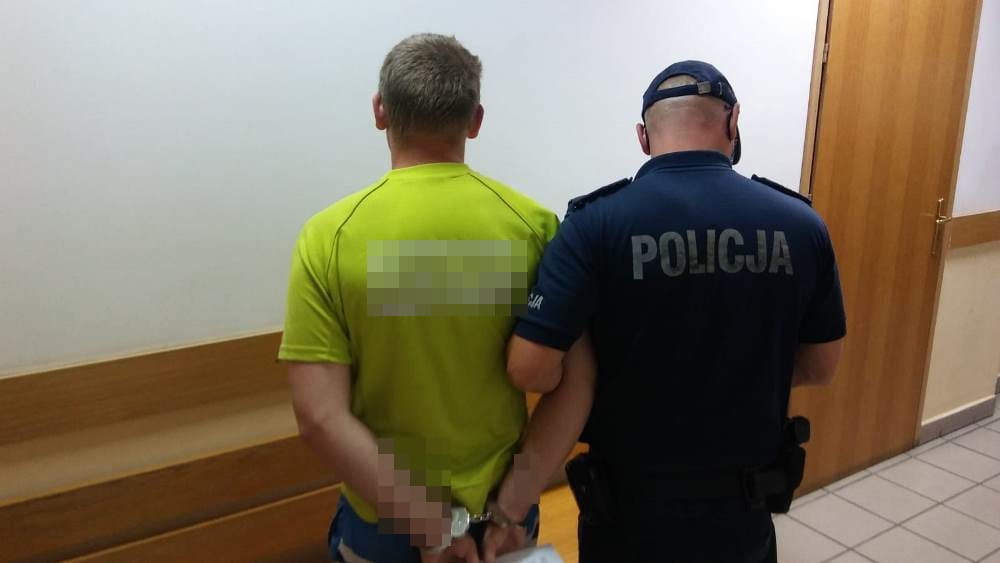 Policjant aresztujący podejrzanego w kajdankach