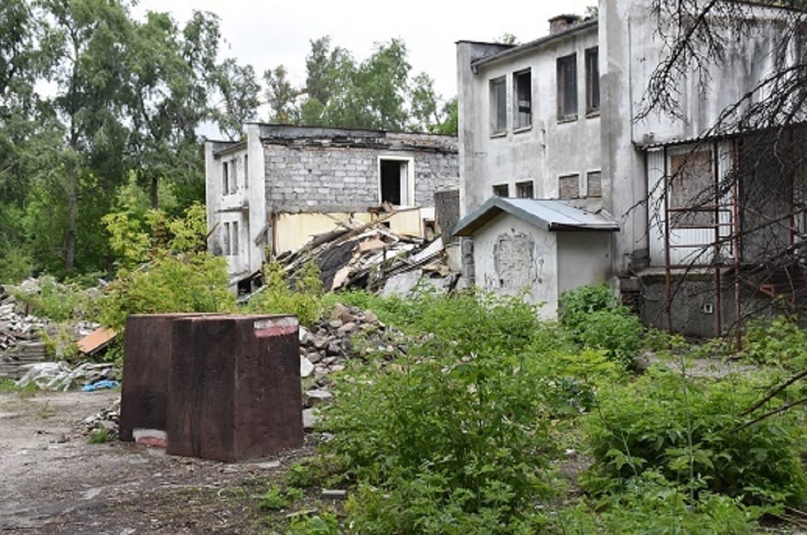 Opuszczone budynki porośnięte roślinnością. Miejski rozkład i opuszczone konstrukcje.