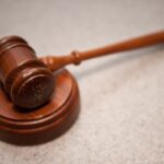 Drewniany młotek spoczywający na bloku dźwiękowym. Koncepcja sprawiedliwości prawnej.