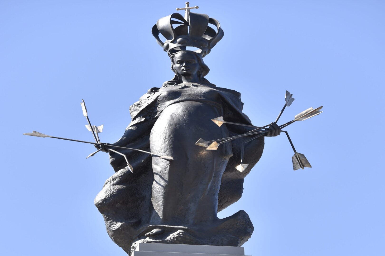 Statua ukoronowanej kobiety trzymającej strzały, symbolizującej męczeństwo św. Sebastiana.