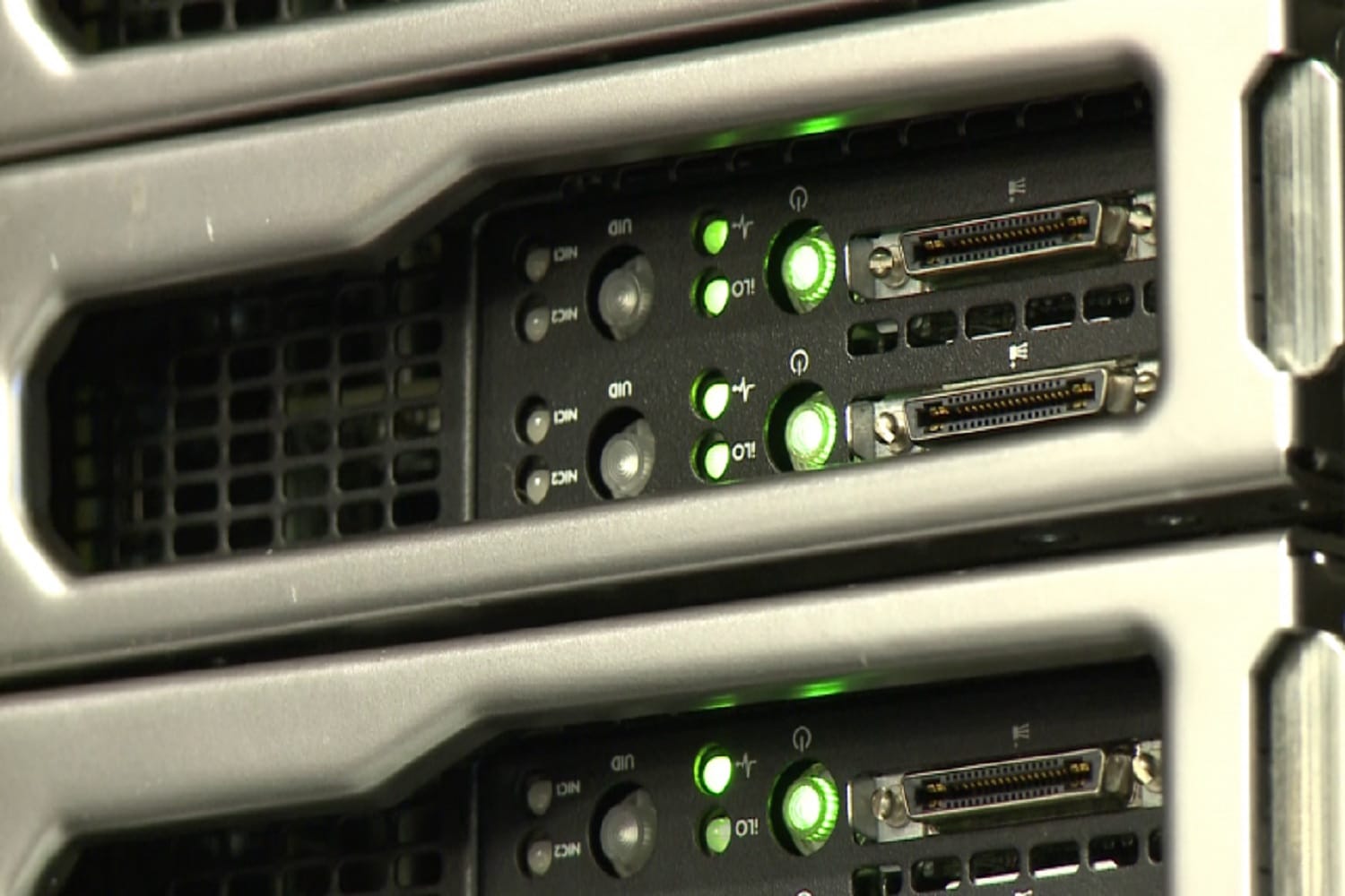 Zbliżenie na szafę serwerową ukazujące porty sieciowe i kontrolki.