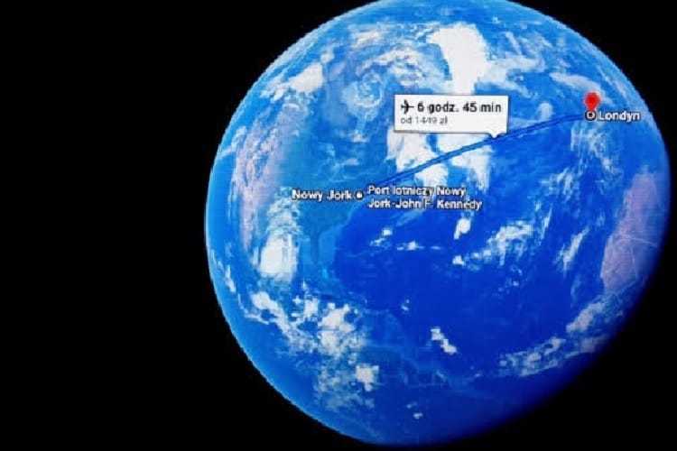 Trasa lotu z lotniska JFK w Nowym Jorku do Londynu, pokazująca czas lotu wynoszący 6 godzin i 45 minut.