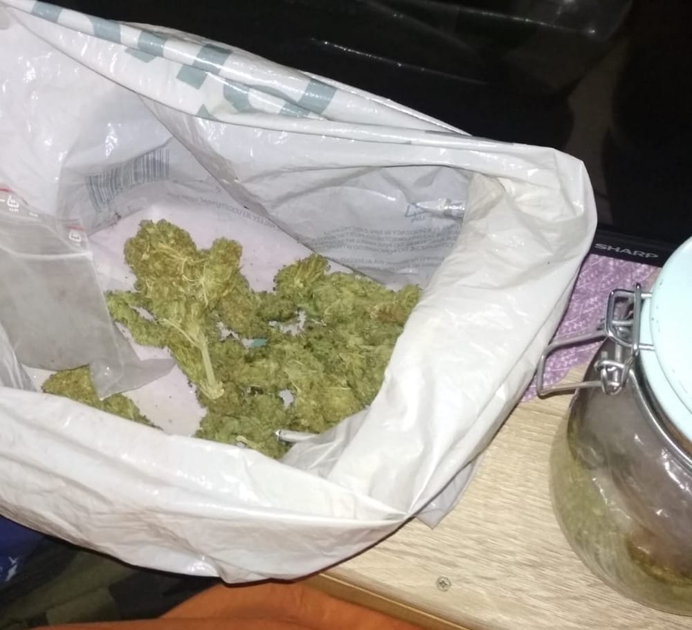 Pąki marihuany w plastikowej torbie i szklanym słoiku