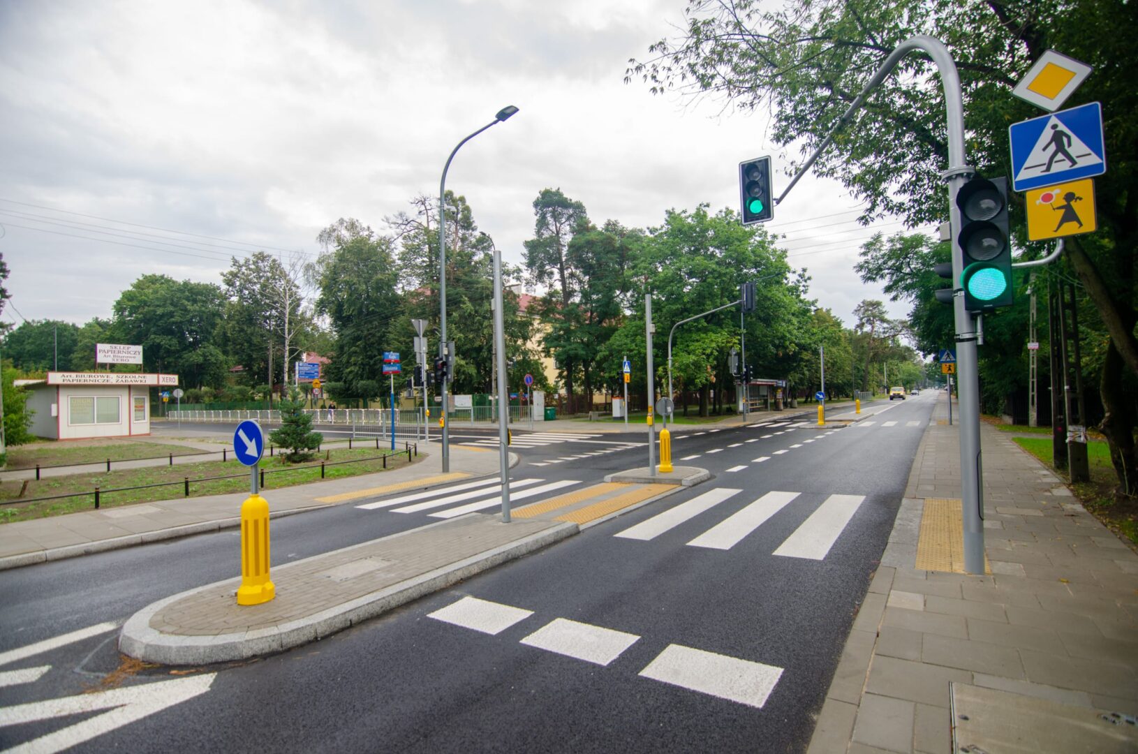 Przejście dla pieszych z sygnalizacją świetlną i udogodnieniami dla niepełnosprawnych.