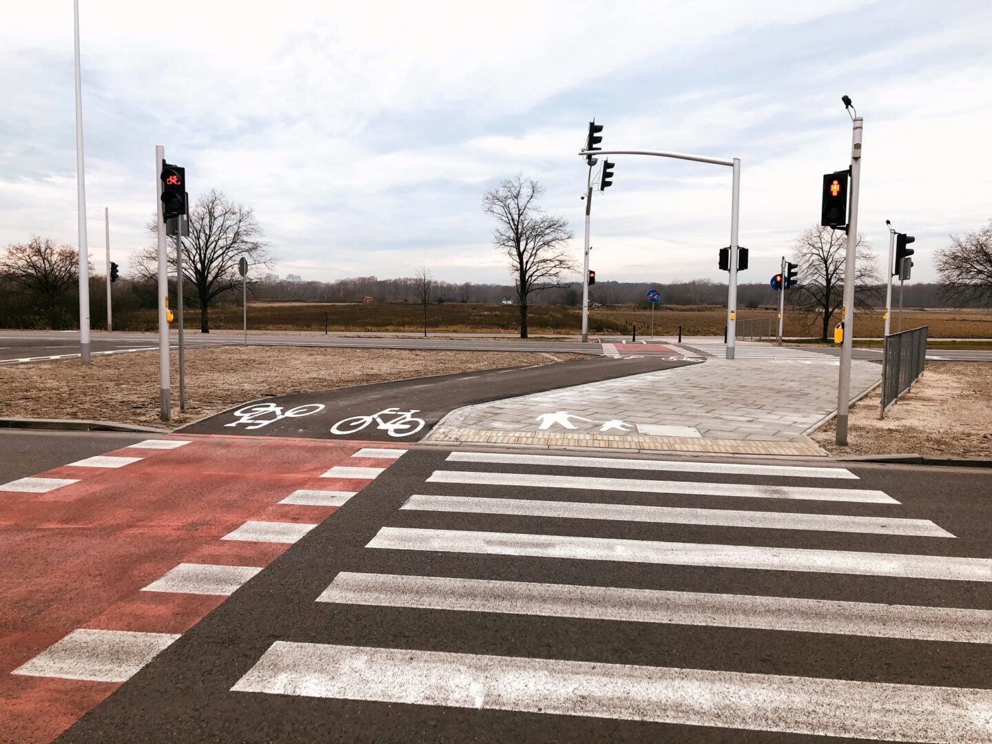 Przejście dla pieszych i rowerzystów z sygnalizacją świetlną i oznakowanymi przejściami dla pieszych