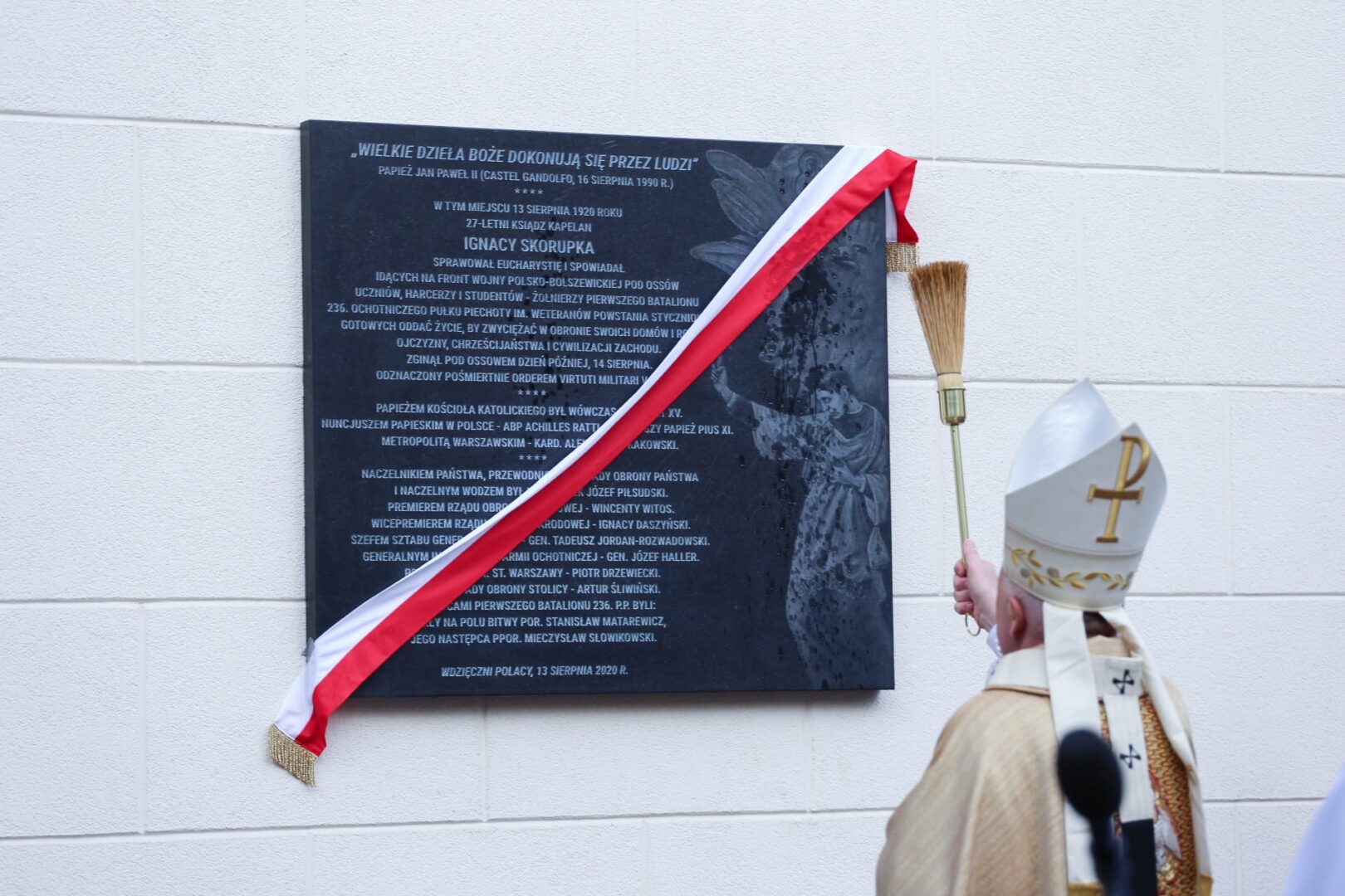 Odsłonięcie tablicy pamiątkowej Ignacego Skorupki z flagą polską