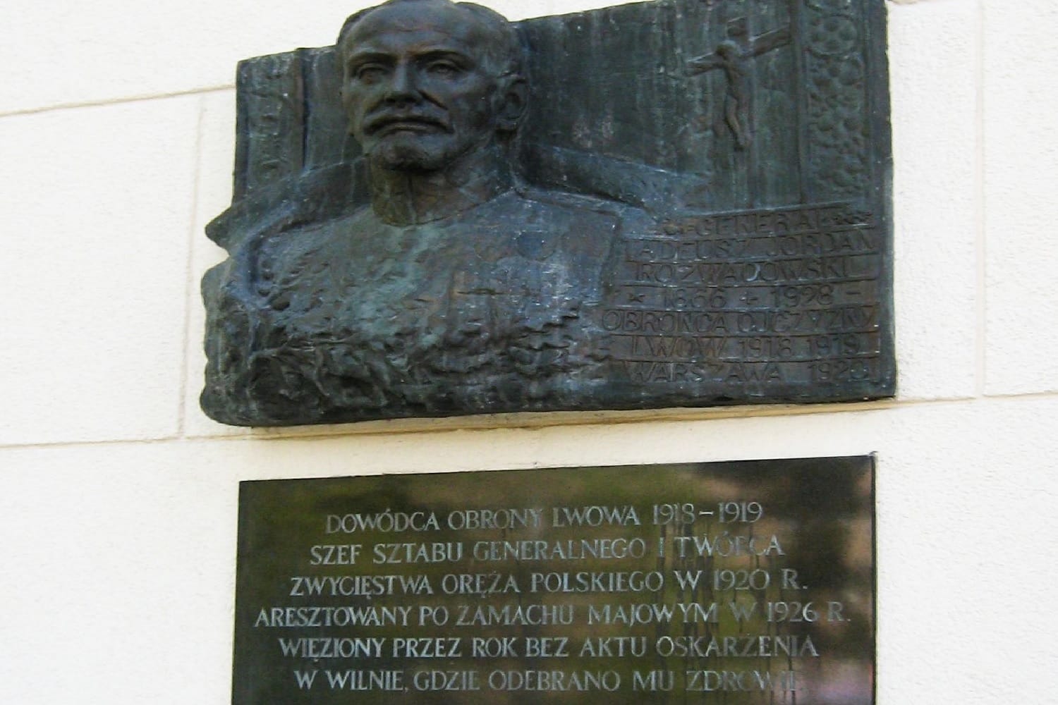 Brązowe popiersie generała Adelusa Jordana Rozwadowskiego, upamiętniające jego rolę w obronie Lwowa i zwycięstwo Polski w 1920 roku.