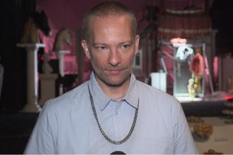 Portret Rafa Simonsa, projektanta mody