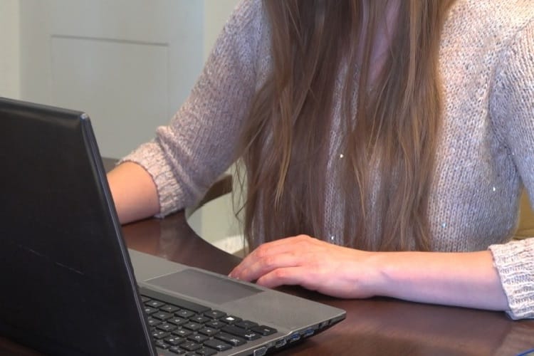 Kobieta pracująca na laptopie, poszukiwanie pracy online