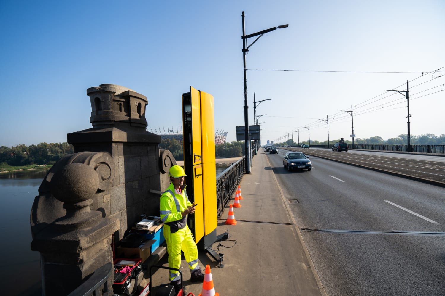 Technik dokonujący inspekcji infrastruktury mostowej przy użyciu specjalistycznego sprzętu.