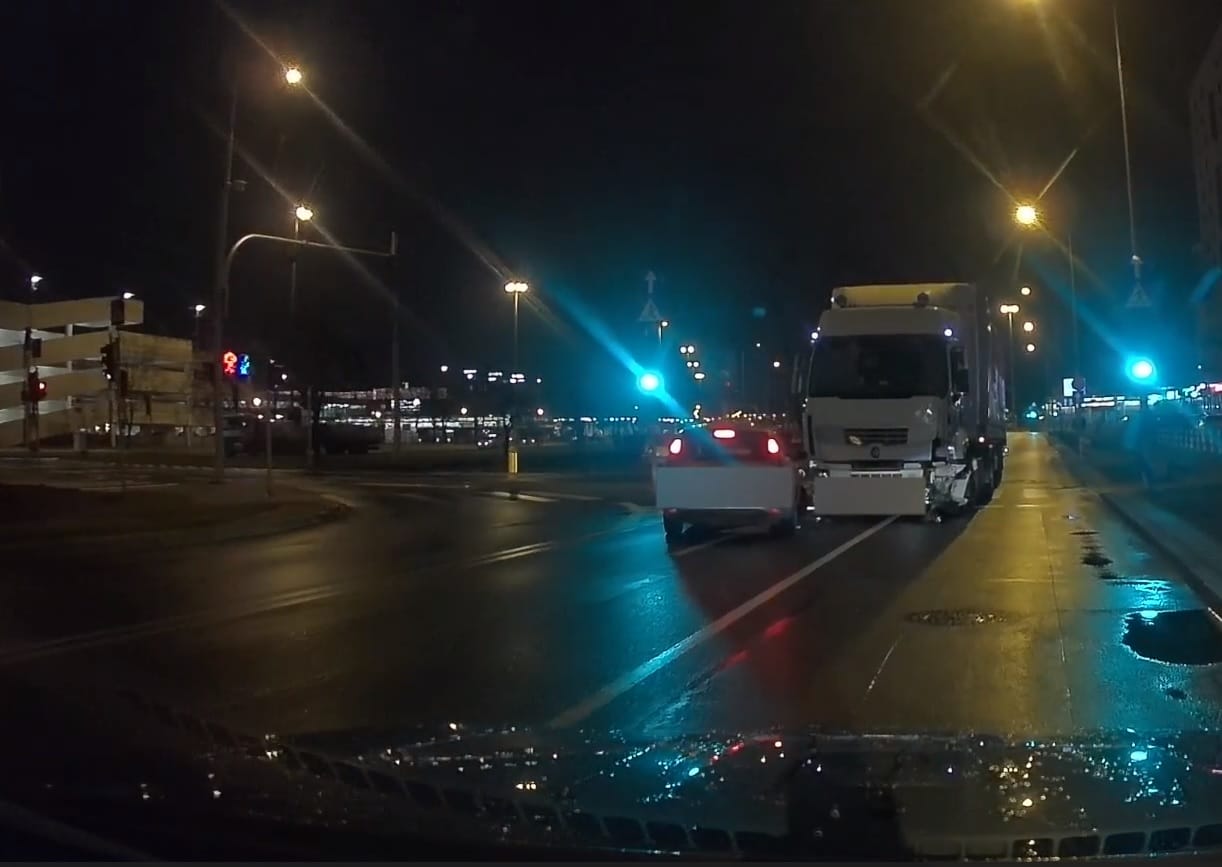 Wypadek drogowy w nocy: na skrzyżowaniu zderzyły się ciężarówka i samochód osobowy.