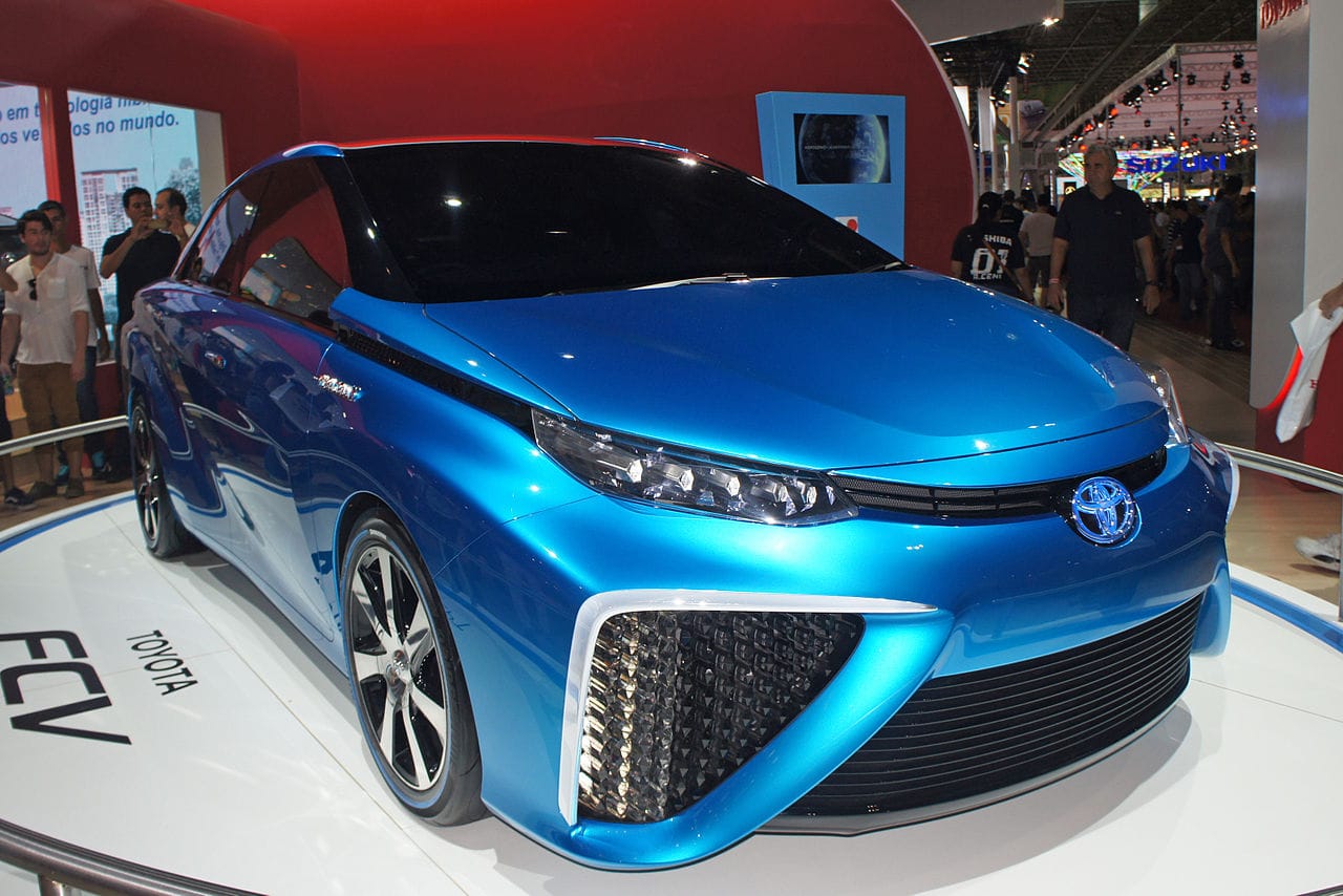 Koncepcyjny samochód Toyota FCV z ogniwami paliwowymi wodorowymi. Niebieski, futurystyczny design.