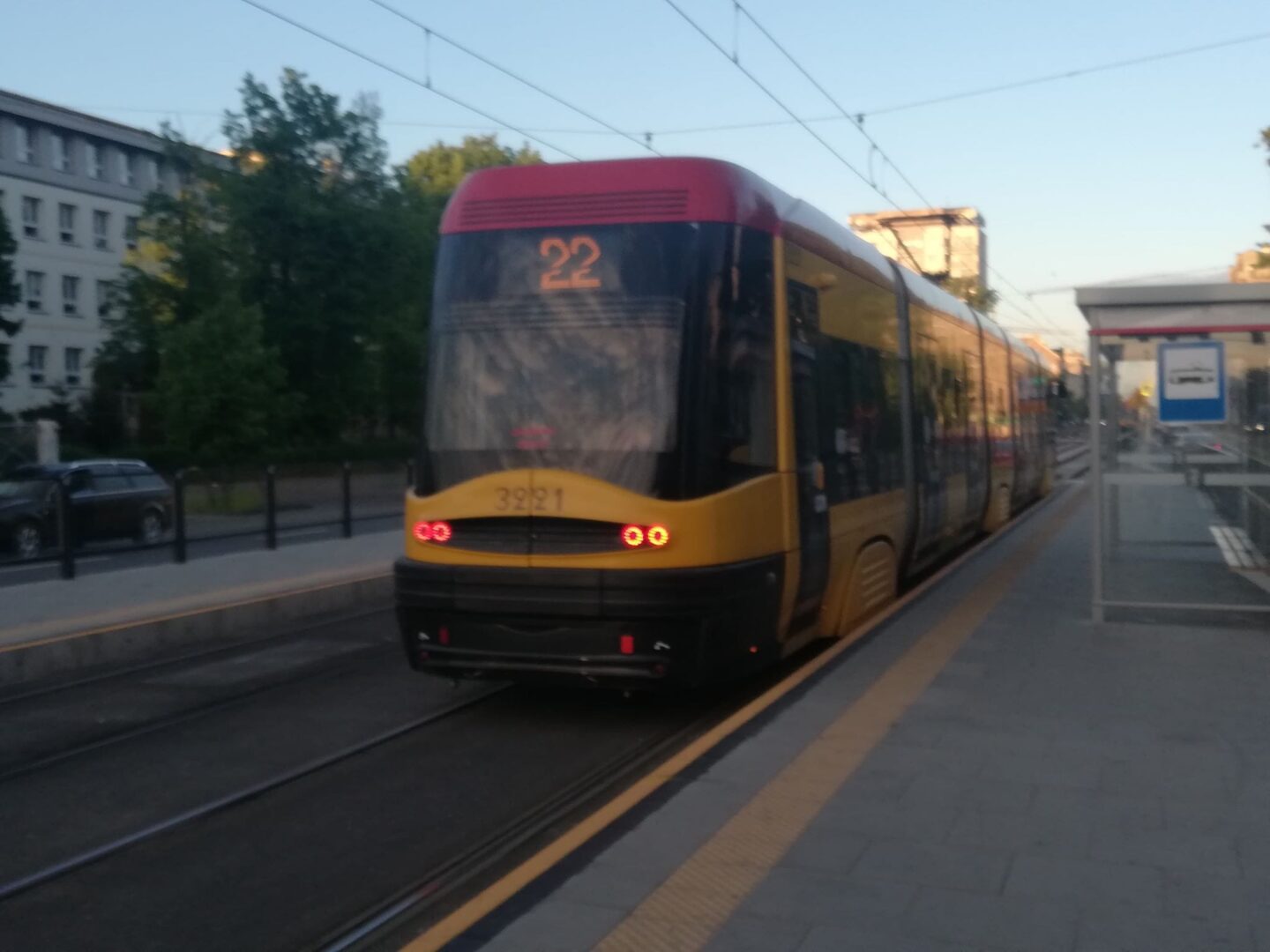 Tramwaj warszawski nr 3921 linii 22 na stacji