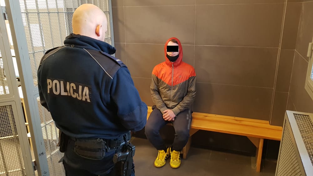 Policjant przesłuchujący podejrzanego w celi. POLICJA