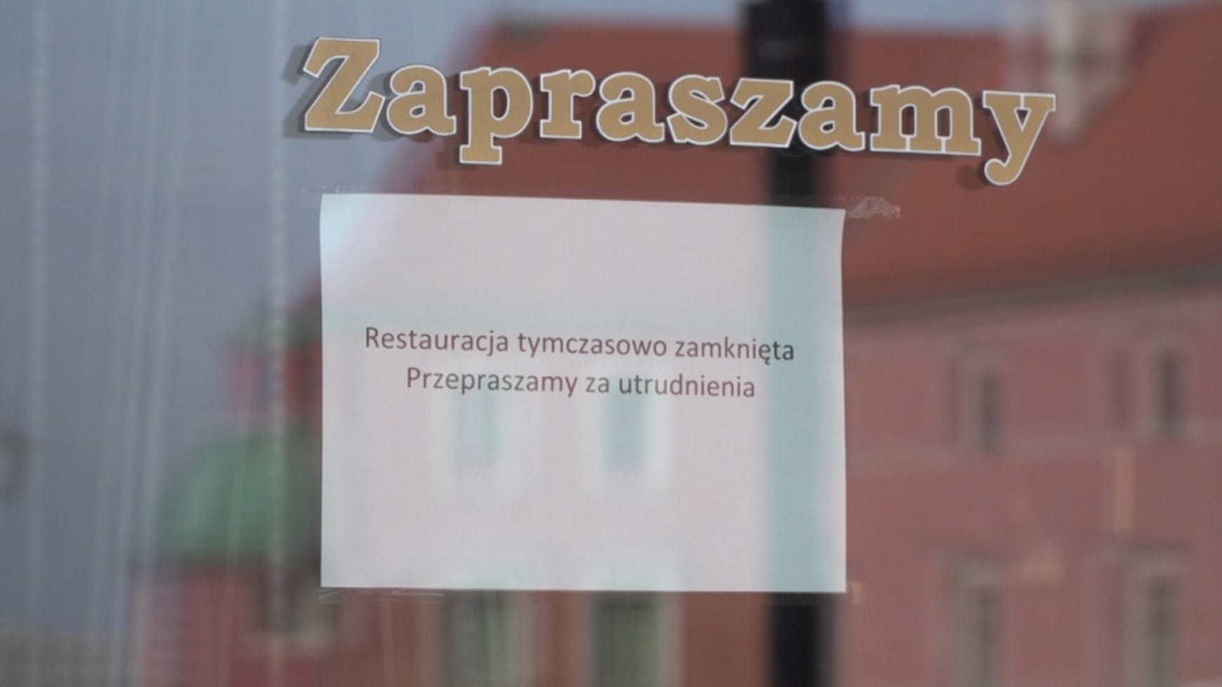 Restaurant temporarily closed sign in Polish: "Restauracja tymczasowo zamknięta. Przepraszamy za utrudnienia.