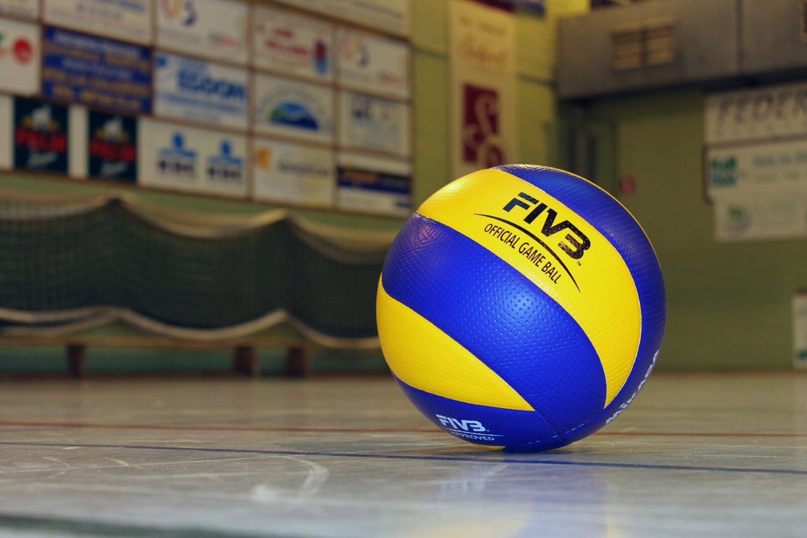 Zbliżenie na oficjalną grę FIVB w siatkówkę rozgrywaną na boisku.