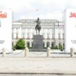 Pałac Prezydencki w Warszawie z plakatami Solidarności upamiętniającymi 4 czerwca 1989 r.