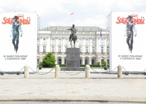 Pałac Prezydencki w Warszawie z plakatami Solidarności upamiętniającymi 4 czerwca 1989 r.