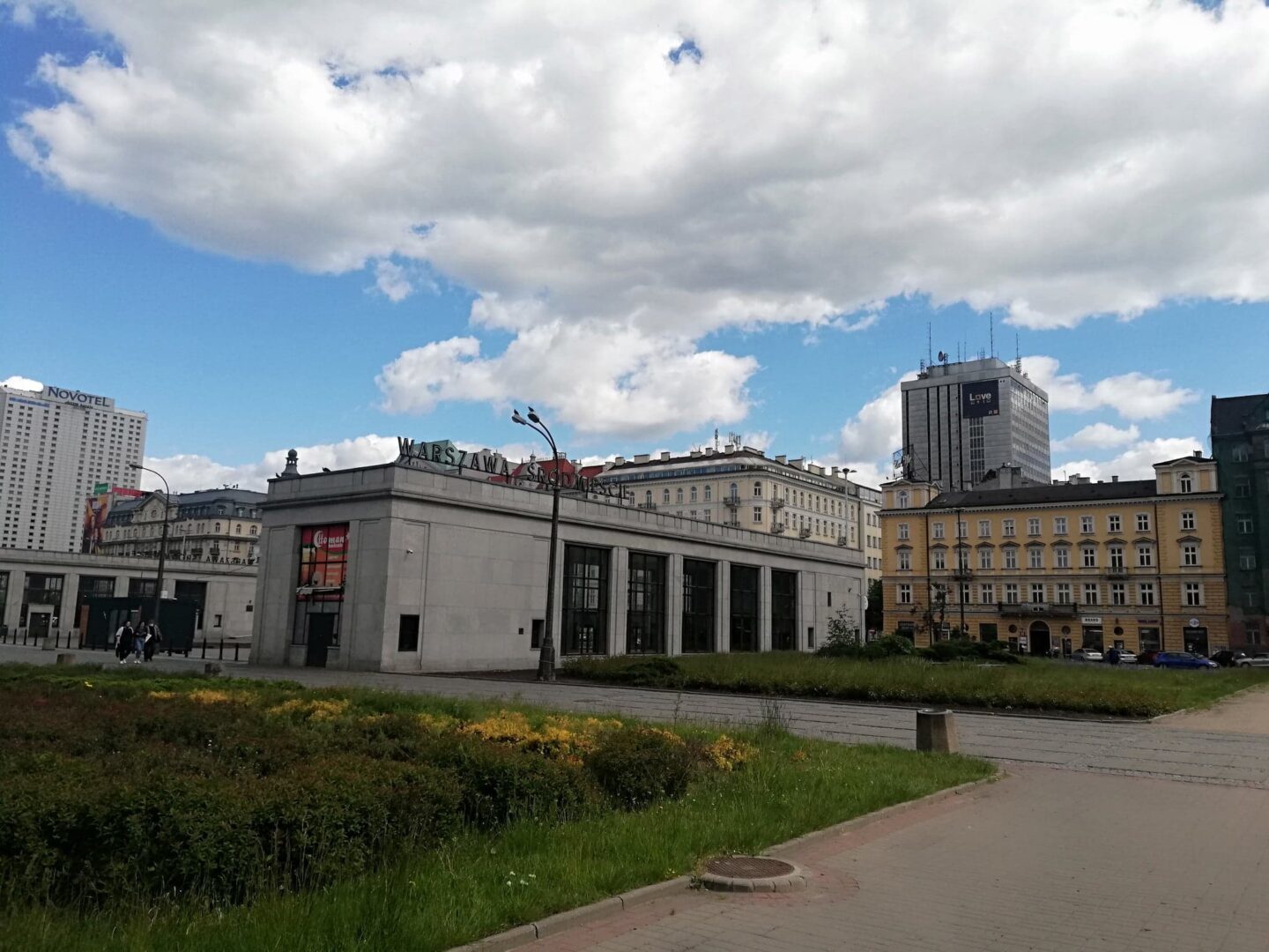 Budynek Dworca Centralnego w Warszawie z widokiem na otaczającą go panoramę miasta