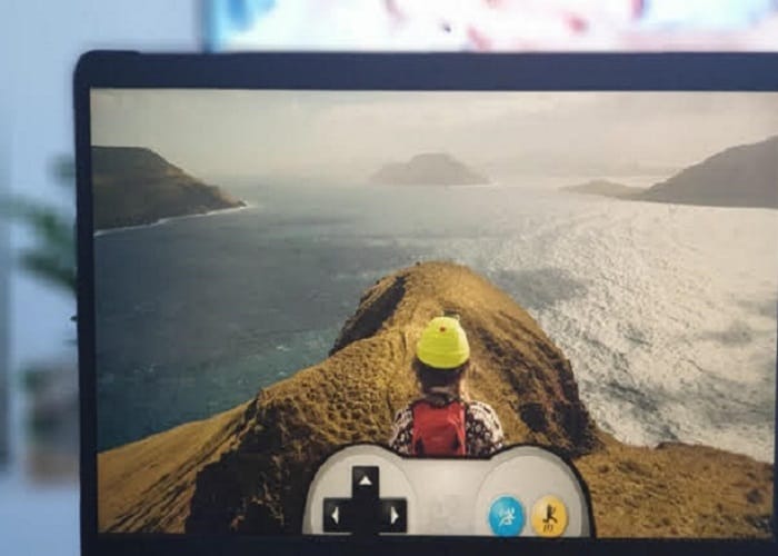 Osoba w żółtym kapeluszu spogląda na malowniczy krajobraz wybrzeża ze szczytu klifu.