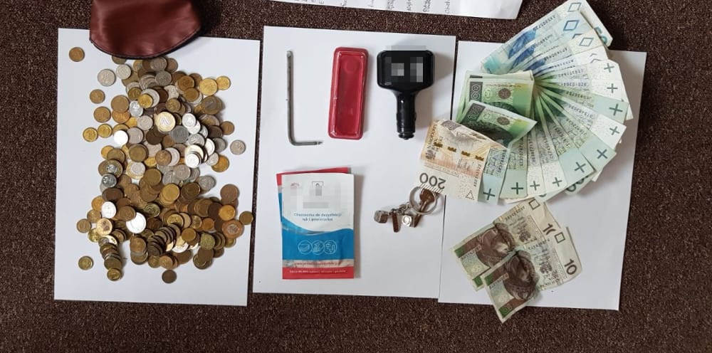 Zarekwirowane dowody: gotówka, monety, narzędzia i klucze z włamań do mieszkań w Warszawie. Aresztowania w Suwałkach.