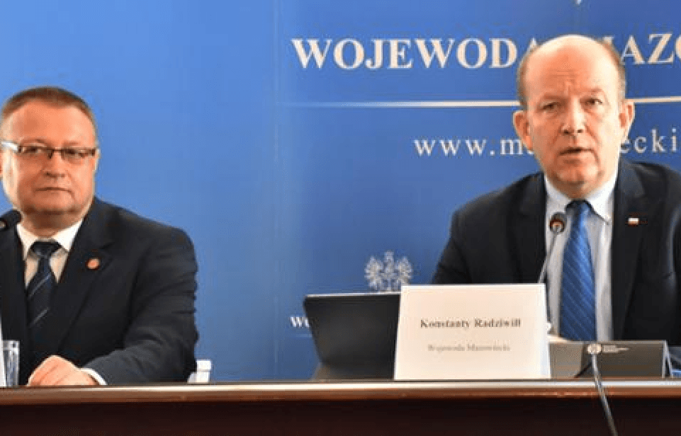 Konstanty Radziwiłł i inny urzędnik na konferencji prasowej dotyczącej pierwszych przypadków COVID-19 na Mazowszu.