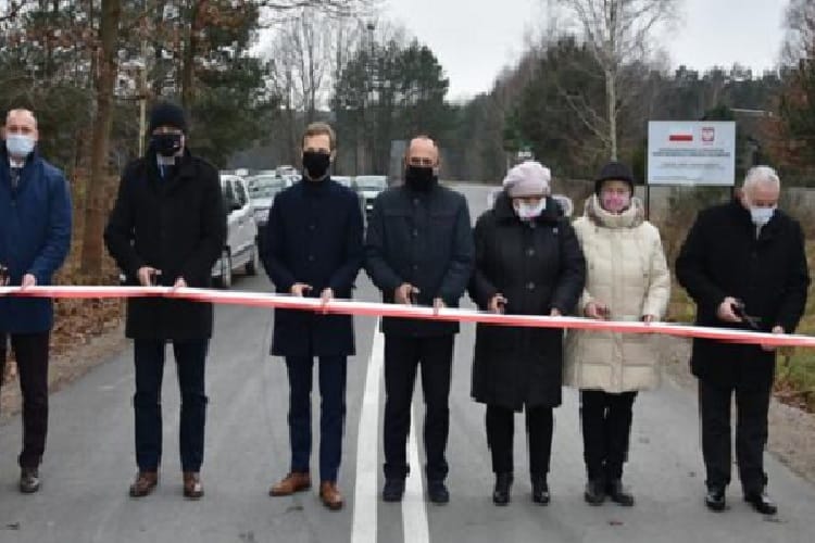 Grupowe przecięcie wstęgi podczas ceremonii otwarcia nowej drogi