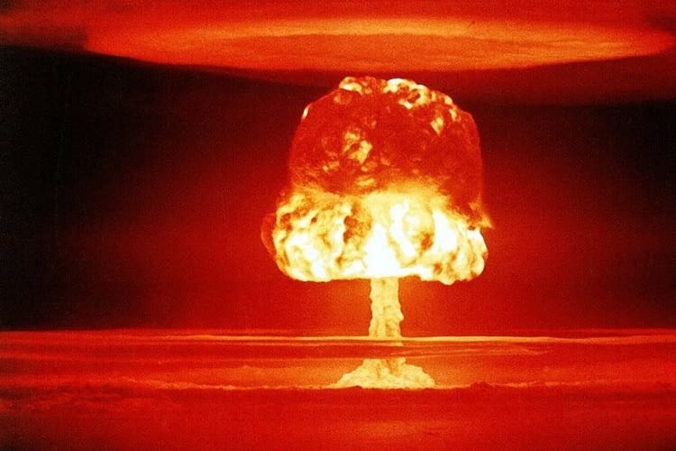 Grzyb atomowy z wybuchu jądrowego. Test bomby atomowej.