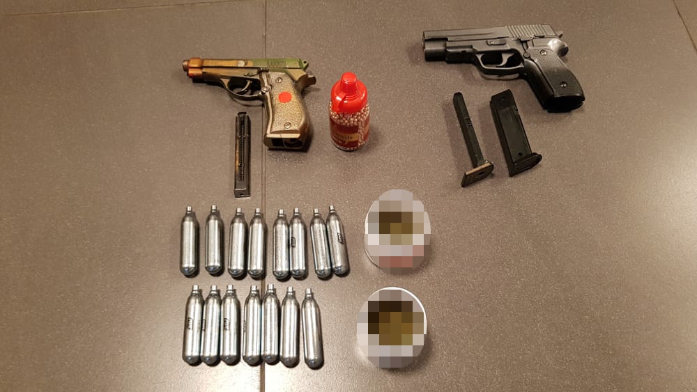 Dwa pistolety airsoft, naboje CO2, kulki BB i magazynki.