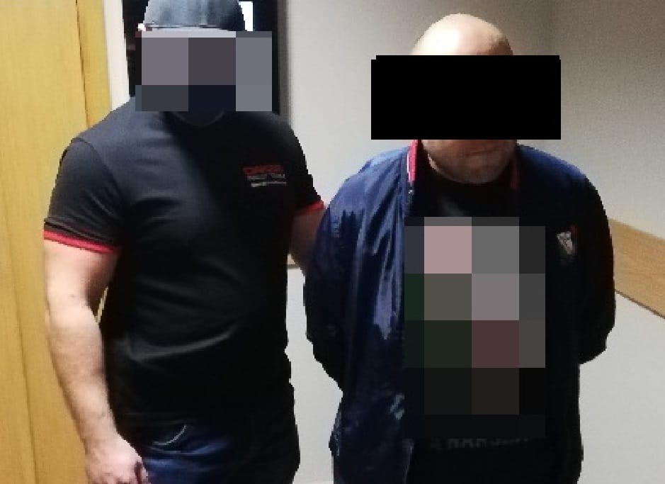 Dwóch mężczyzn w areszcie, ich twarze zostały zamazane w celu zachowania prywatności.