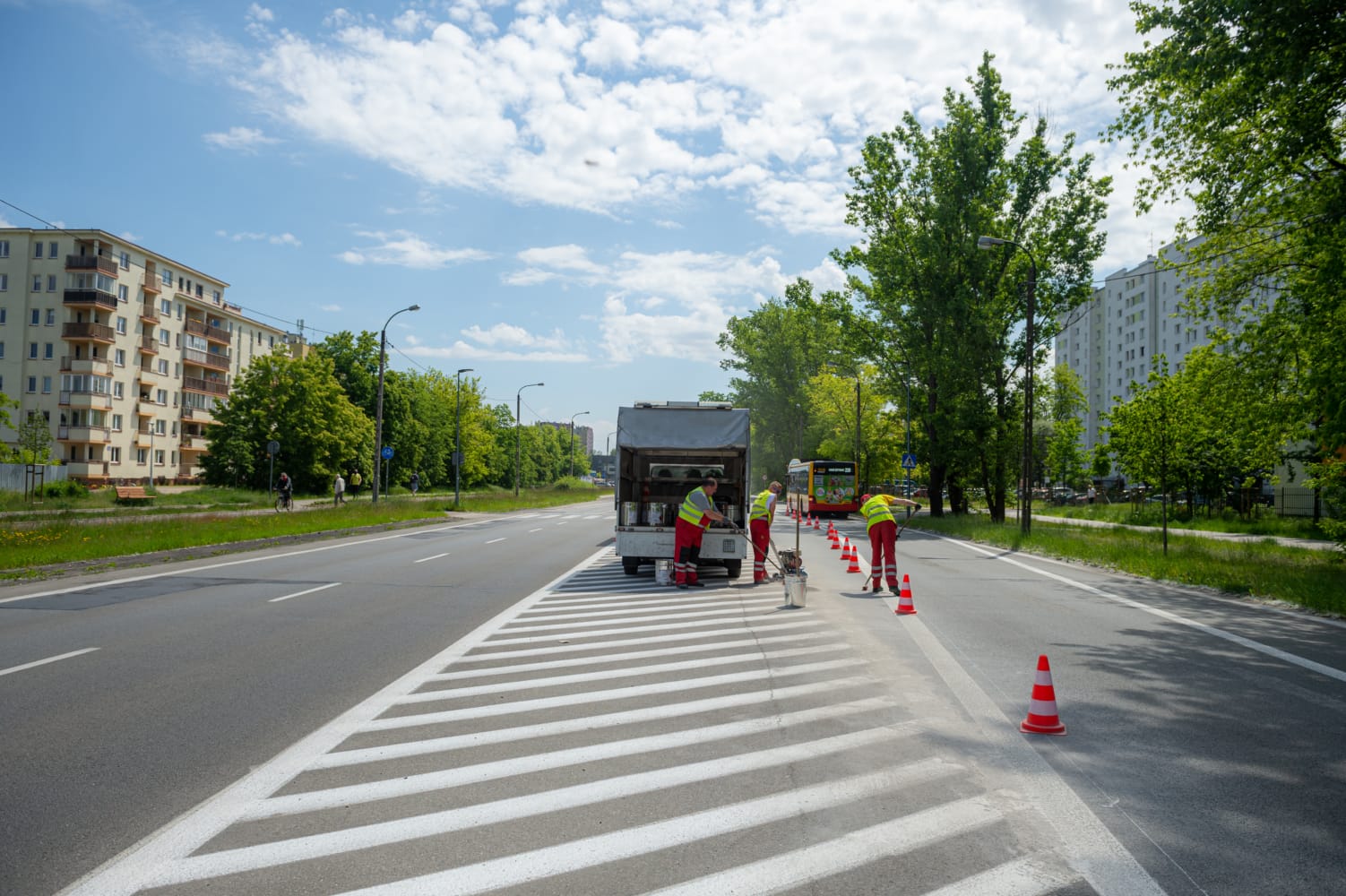 Robotnicy drogowi malują przejście dla pieszych