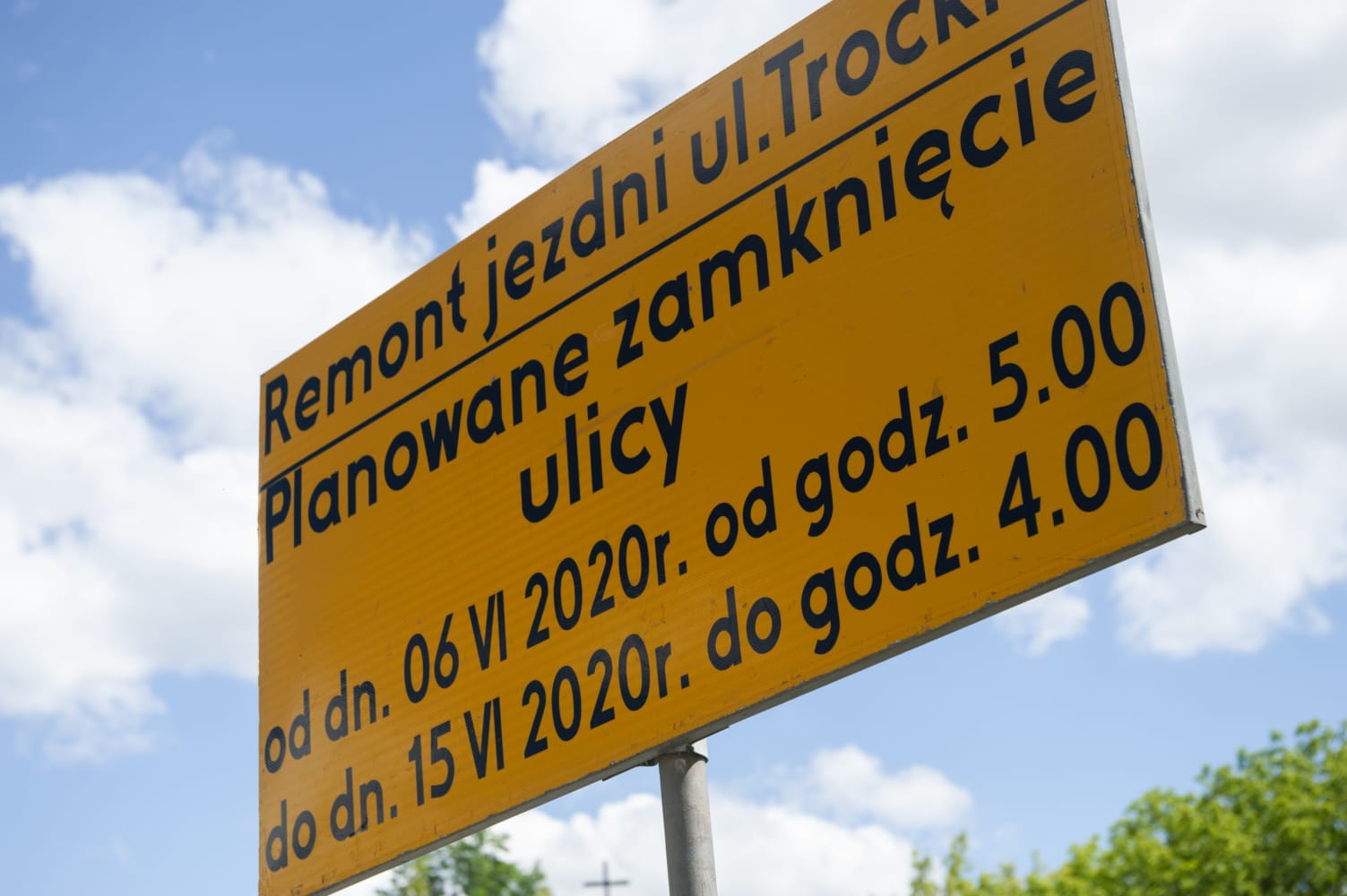 Znak informujący o zamknięciu drogi: Ulica Trocka zamknięta z powodu remontu od 6 do 15 czerwca 2020 r. w godzinach 5:00 - 4:00 rano.