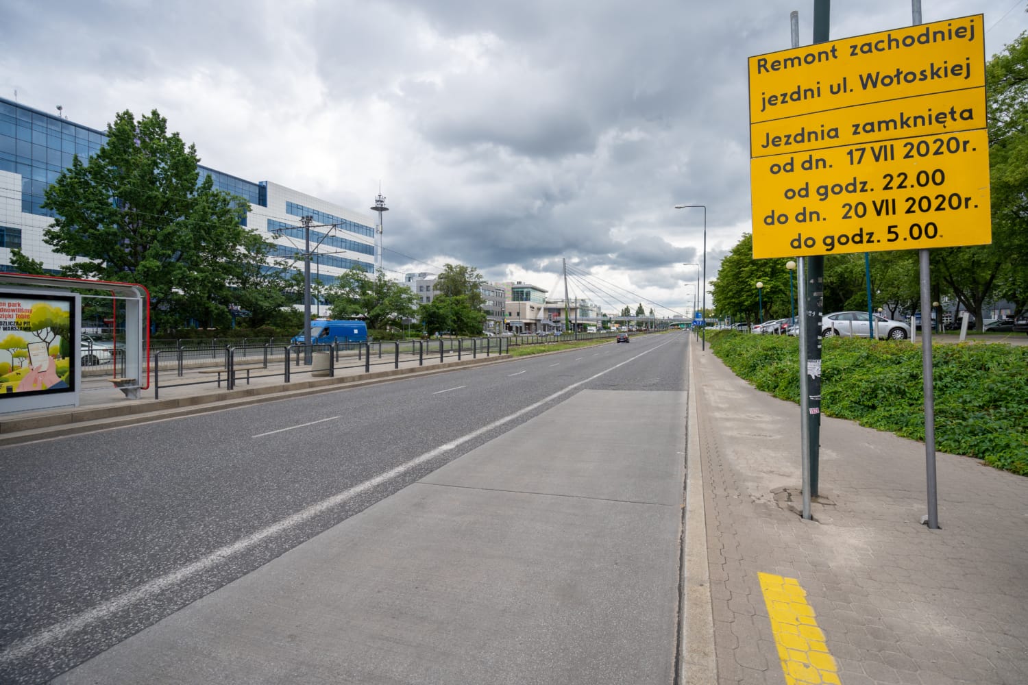 Zamknięta droga z powodu budowy na ulicy Wołoskiej w Warszawie, Polska. Znak wskazuje zamknięcie od 17 lipca, 22:00 do 20 lipca, 5:00.
