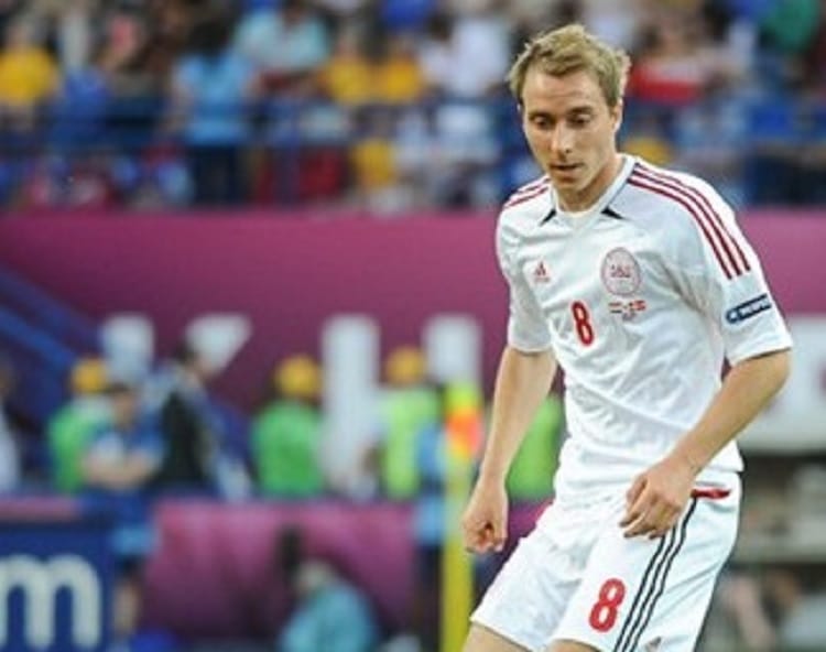 Duński piłkarz Thomas Kahlenberg w koszulce swojej drużyny z numerem 8.