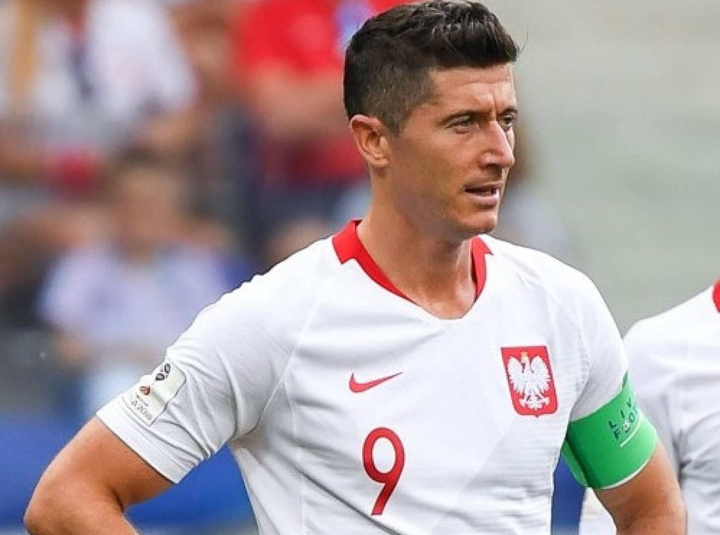 Robert Lewandowski, polski piłkarz, w koszulce swojej reprezentacji narodowej z numerem 9.