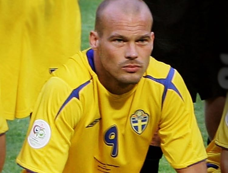 Henrik Larsson, szwedzki piłkarz, w koszulce z numerem 9.