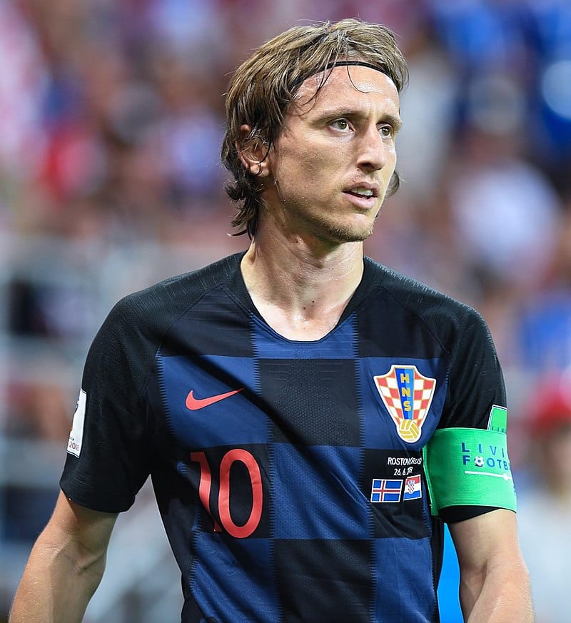 Luka Modrić, chorwacki pomocnik, w koszulce swojej drużyny narodowej z numerem 10.