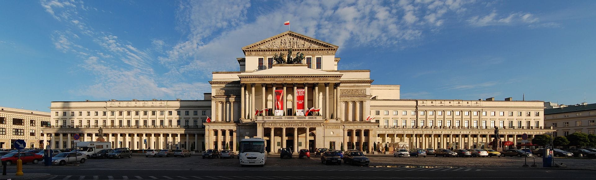 Teatr Wielki – Opera Narodowa w Warszawie, Polska. Majestatyczny budynek o klasycznej architekturze.