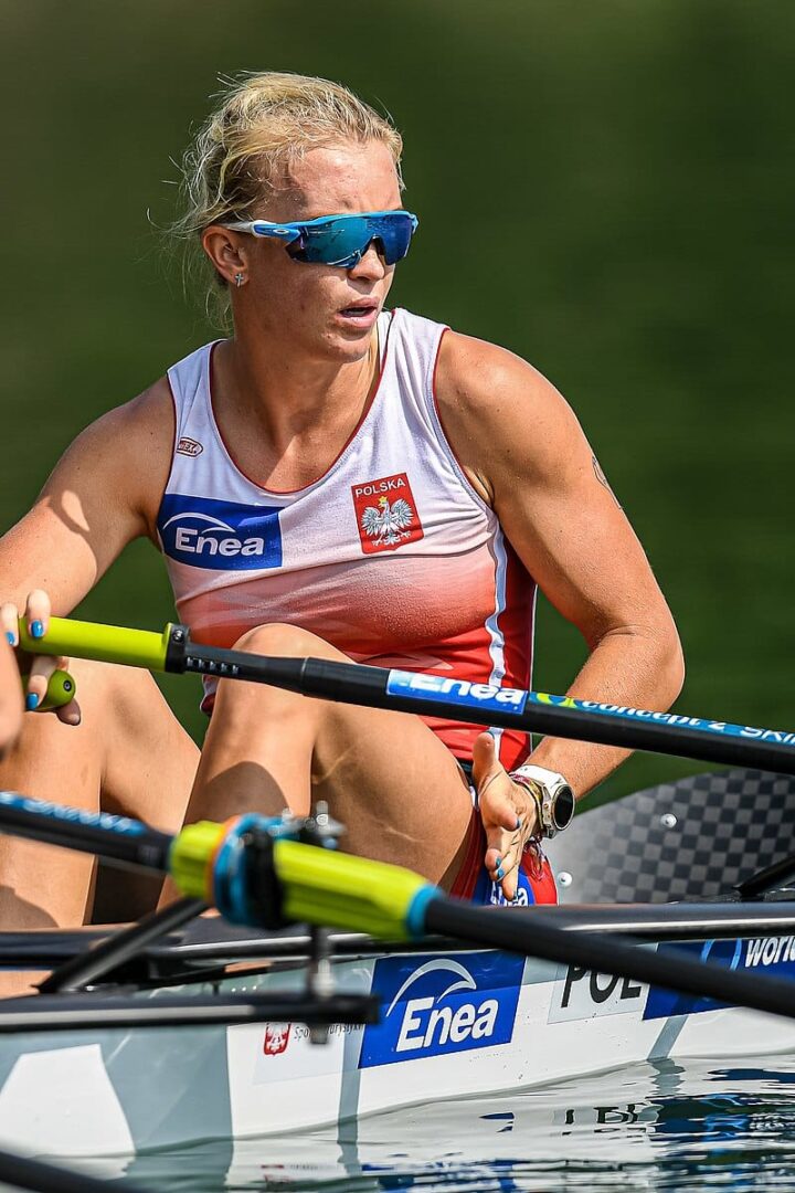 Polski wioślarz w akcji, ubrany w koszulkę wyścigową sponsorowaną przez Eneę.