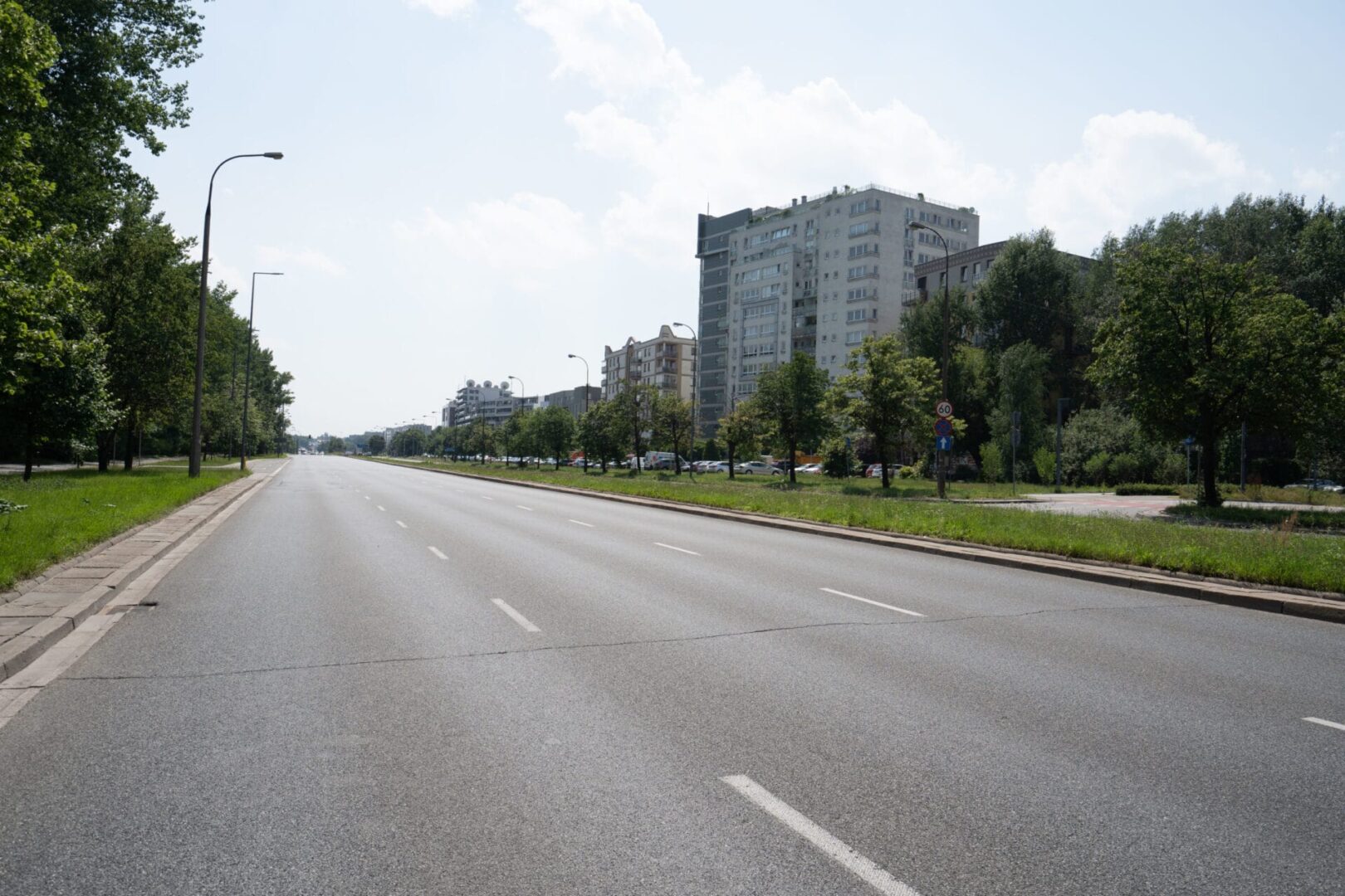 Pusta ulica miejska z nowoczesnymi budynkami w słoneczny dzień