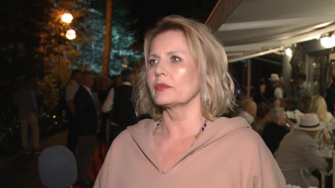 Portret aktorki Mirjany Karanović z bliska na imprezie plenerowej.