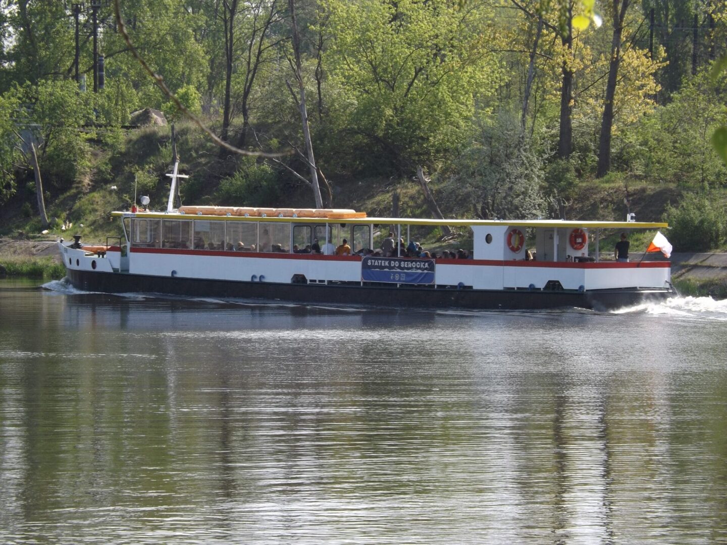 Statek pasażerski na rzece, widoczny znak "Statek do Serocka".