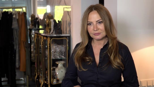 Portret kobiety w ciemnej koszuli, w luksusowym butiku.